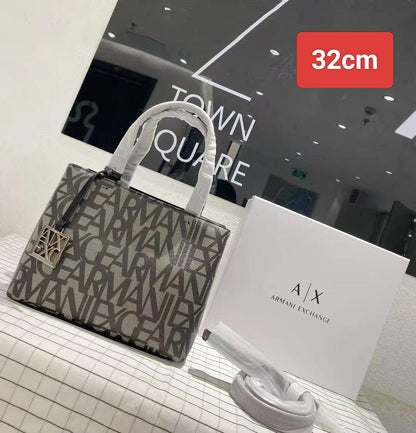 Loewe - Hermes
110 dhs✅
25cm hermes
32cm Armani

Zain26
♥️♥️♥️