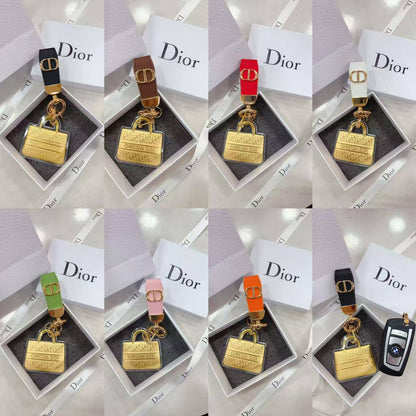 Key chain 🔥*
Master quality 💯
With normal boxes 📦 
35 dhs🪙🌨️
With master box 🗃️ 
50 dhs🪙🌨️

Zain216
♥️♥️♥️