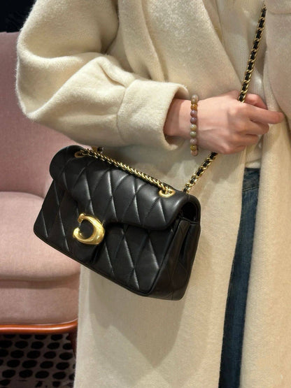 COACH 
NEW CAME GOOD QUALITY 
WITH BOX 
🎁🎁🎁

115 dhs❣️
Size: 25 cm

Zain39
♥️♥️♥️