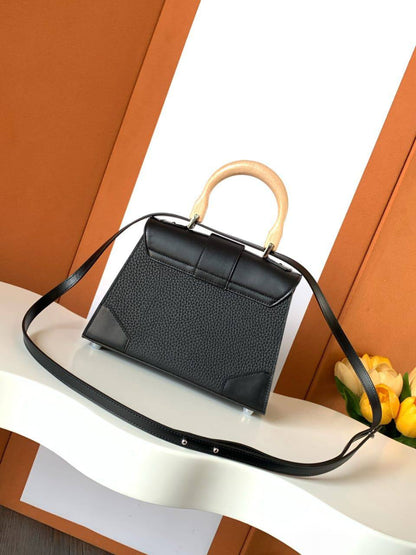 *Goyard Saigon Handbag✅*
*Size 20cm*
For Price 👇 WTSP Text Zain 0568585901

Zain274
♥️♥️♥️