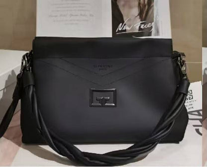 Givenchy

New arrived 
Givenchy women's bag 
115 dhs🇦🇪🇦🇪

Size 29cm

Zain161
♥️♥️♥️