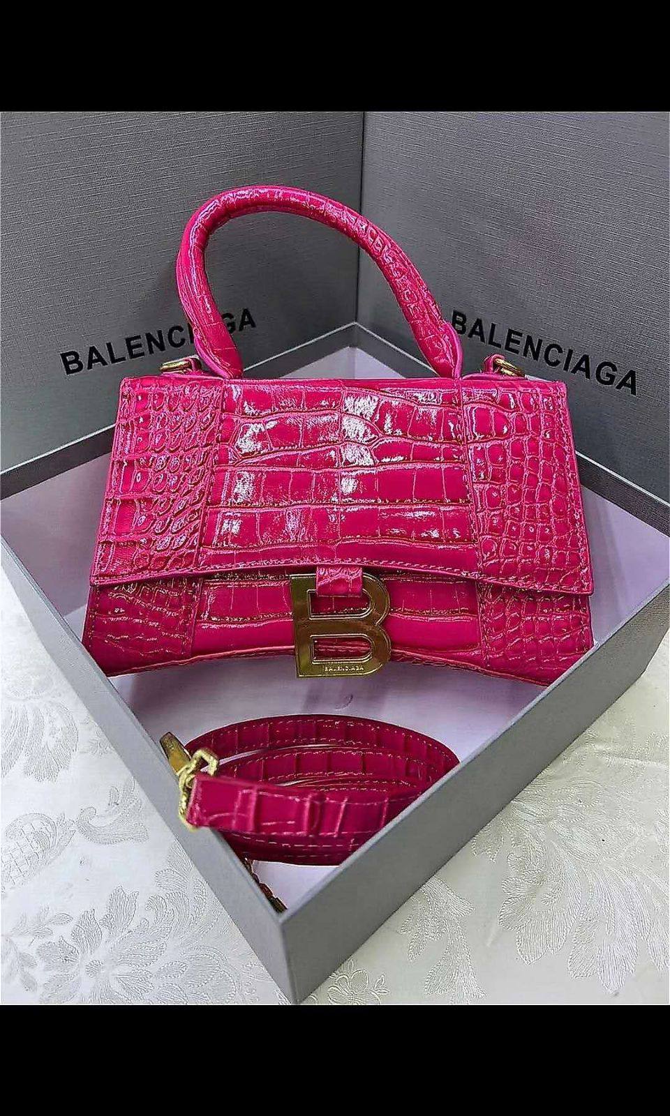 BALENCIAGA 

Good Quality 

With Box 
🎁🎁🎁

110 dhs❣️

Zain250
♥️♥️♥️