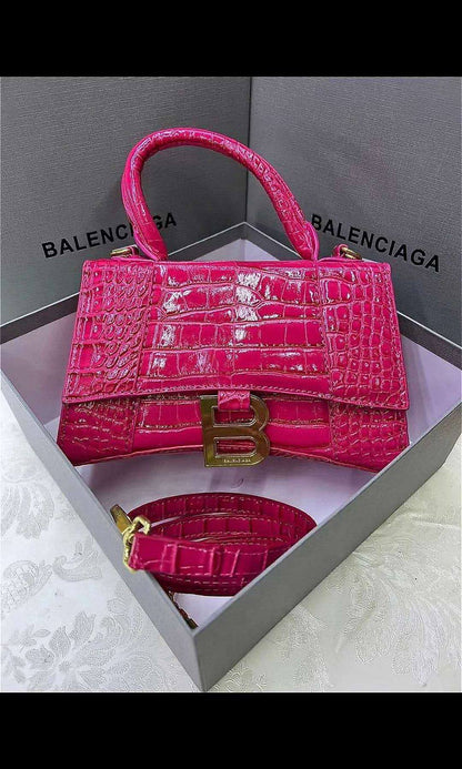 BALENCIAGA 

Good Quality 

With Box 
🎁🎁🎁

110 dhs❣️

Zain250
♥️♥️♥️