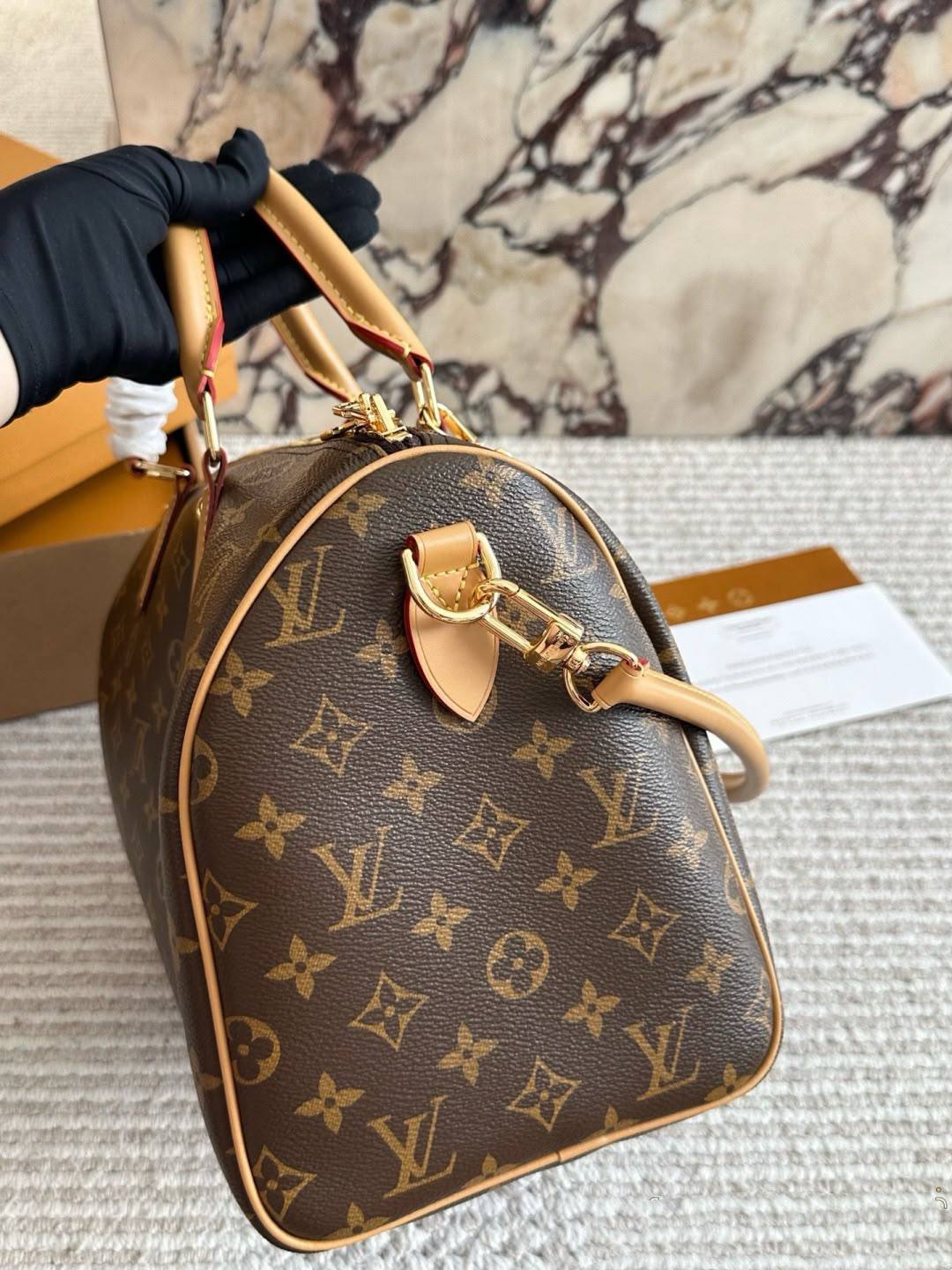 LV
 MASTER QUALITY
 WITH BOX  
260 dhs✅

Zain295
♥️♥️♥️