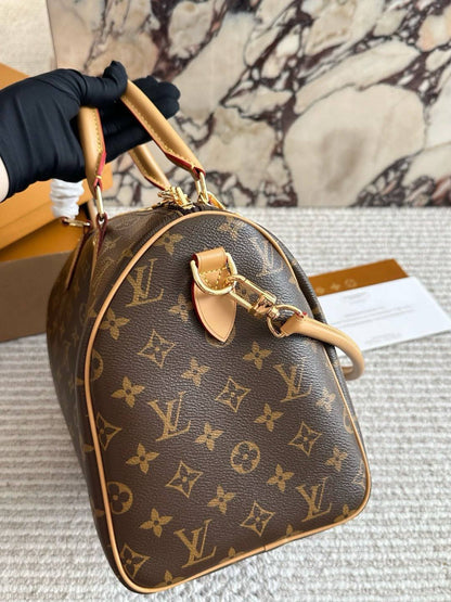 LV
 MASTER QUALITY
 WITH BOX  
260 dhs✅

Zain295
♥️♥️♥️