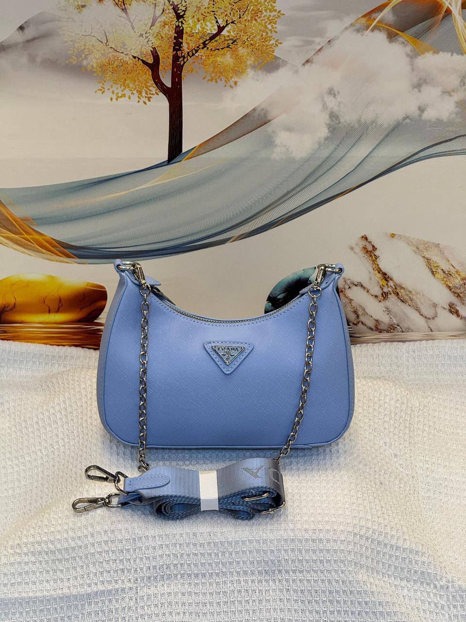 Prada 
Best quality with box’s 
95 dhs✅
size 22 Cm

Zain290
♥️♥️♥️