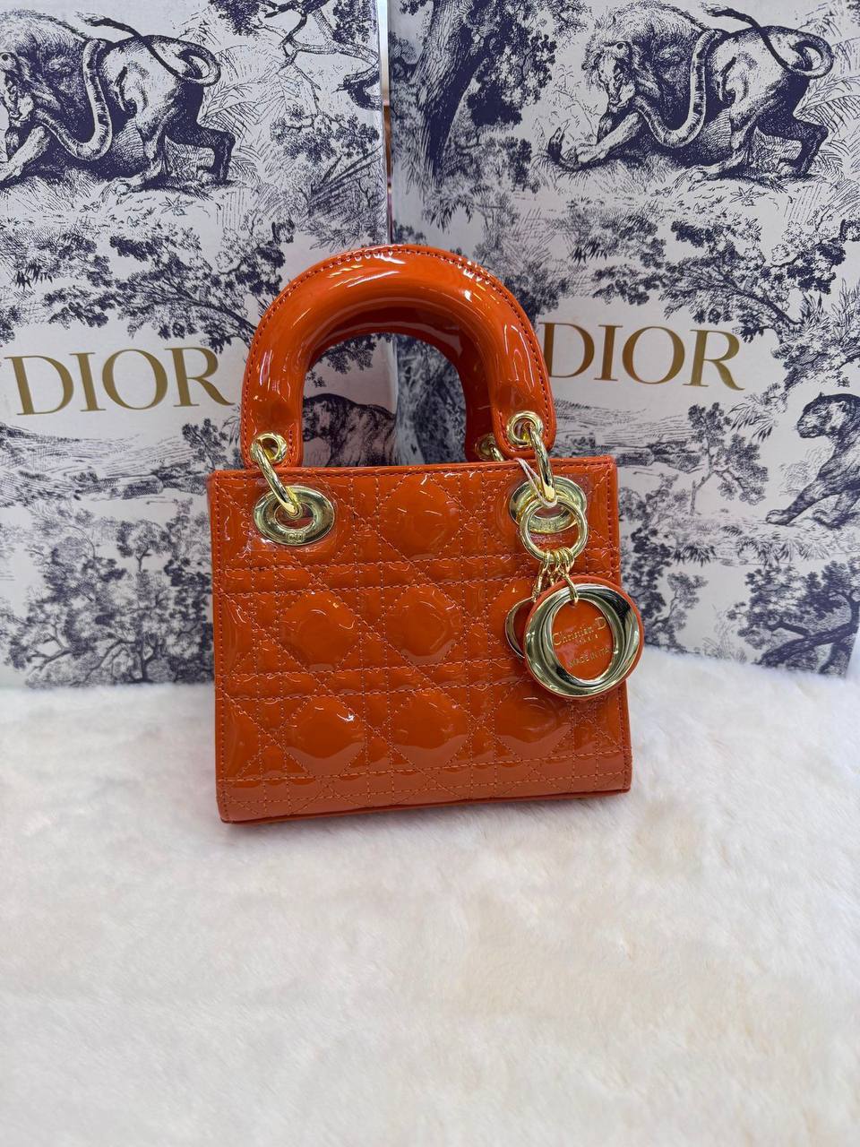 Dior
 (𝐥𝐚𝐝𝐲)
𝐰𝐢𝐭𝐡 𝐛𝐨𝐱 
🎁🎁🎁

𝐥𝐞𝐚𝐭𝐡𝐞𝐫 𝐦𝐚𝐭𝐭𝐞
𝐬𝐢𝐳𝐞:17𝐜𝐦
100 dhs🪙🖤

Zain56
♥️♥️♥️