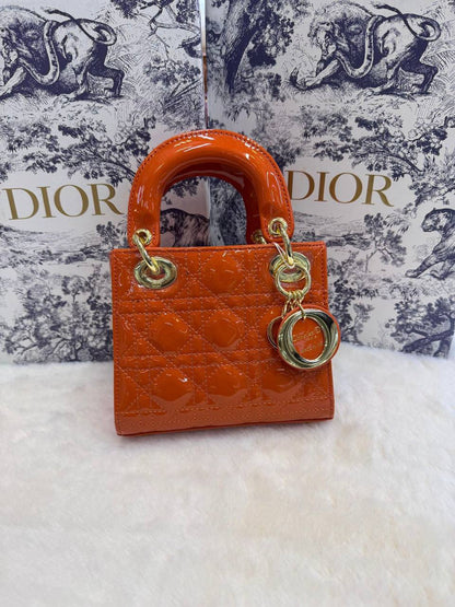 Dior
 (𝐥𝐚𝐝𝐲)
𝐰𝐢𝐭𝐡 𝐛𝐨𝐱 
🎁🎁🎁

𝐥𝐞𝐚𝐭𝐡𝐞𝐫 𝐦𝐚𝐭𝐭𝐞
𝐬𝐢𝐳𝐞:17𝐜𝐦
100 dhs🪙🖤

Zain56
♥️♥️♥️