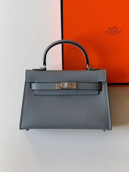 Hermes
minikelly 19cm💕
master quality😍with box❤️
340 dhs❤️💚❤️💚

Zain52
💚❤️💚