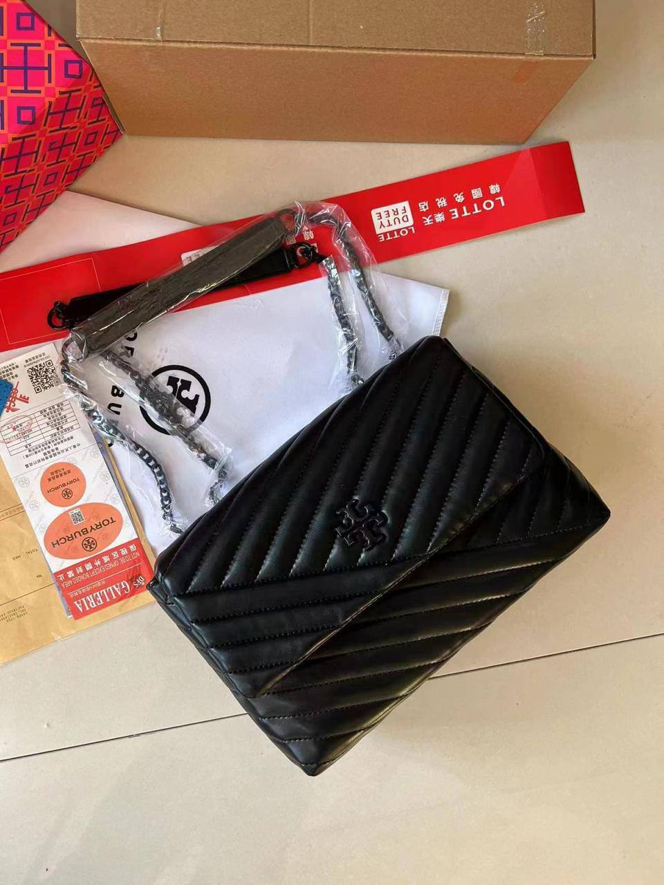 Tory Burch 
1️⃣ Finish Quality +🎁

Size: 28 * 19 cm
80 dhs🪙🌨️

with box 
🎁🎁🎁

Zain115
♥️♥️♥️