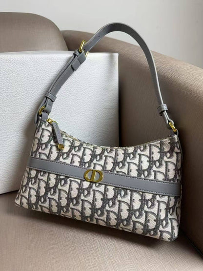 Dior

80 dhs🪙💕
high quality 

With box
🎁🎁🎁

Zain26
♥️♥️♥️
