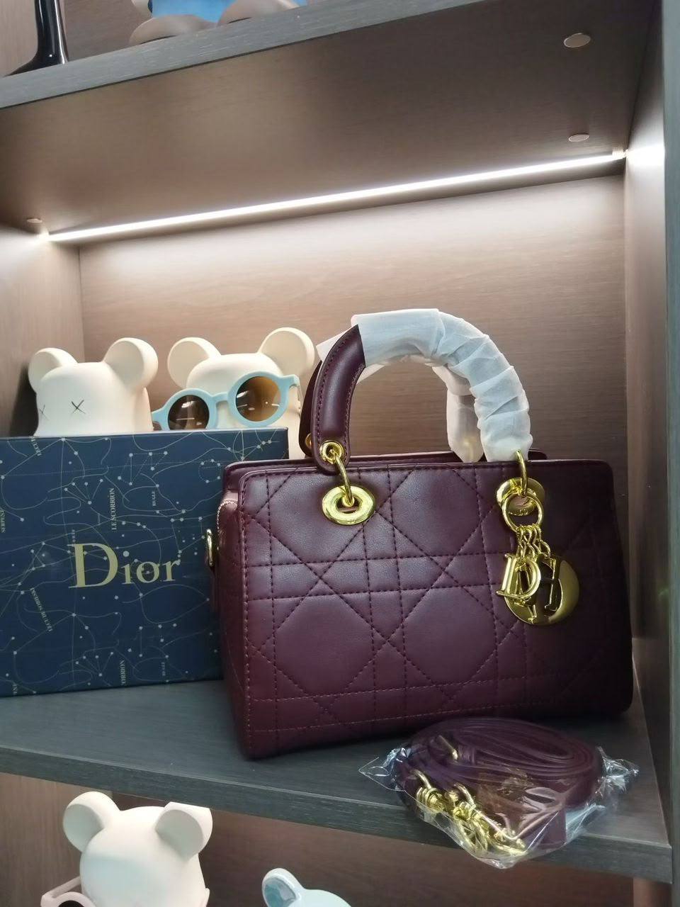 Dior

95 dhs🇦🇪🇦🇪🇦🇪

size：24cm
with box
Zain35
♥️♥️♥️