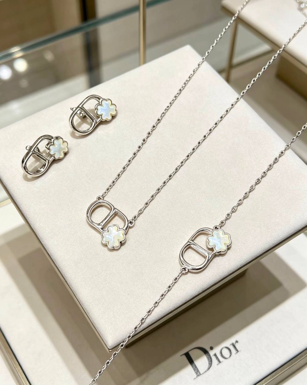 Dior ❤️‍🔥*
Necklace ✨
Earring 🦋
Bracelet 💥
Master quality 💯
With normal boxes 🗃️ 
120 dhs✅
With master box 📦 
130 dhs✅

Zain216
♥️♥️♥️