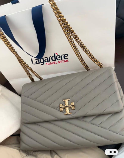 Tory Burch 
1️⃣ Finish Quality +🎁

Size: 28 * 19 cm
80 dhs🪙🌨️

with box 
🎁🎁🎁

Zain115
♥️♥️♥️
