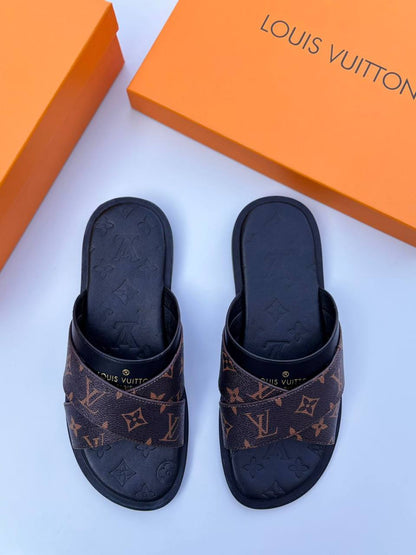 Lv slipper (men)
110 dhs🪙🌺
Size 40-45

Zain30
♥️♥️♥️