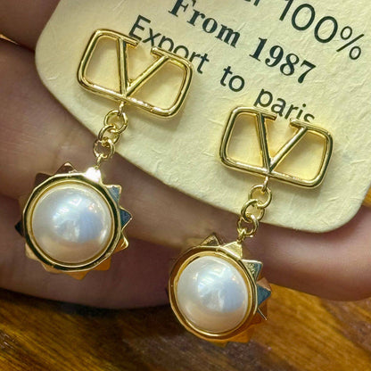 Earring ❤️‍🔥*
good quality 💯
With black boxes 🗃️ 
20 dhs❣️
With normal boxes 📦 
30 dhs❣️

Zain216
♥️♥️♥️
