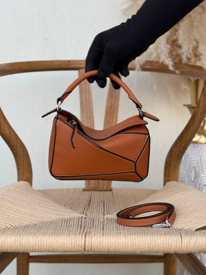 LOEWE

18cm

340 dhs🪙🌨️
Top quality 

With box🎁

Zain167
♥️♥️♥️