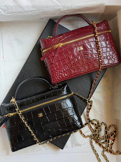 Chanel
 𝐕𝐚𝐧𝐢𝐭𝐲 𝐂𝐚𝐬𝐞 𝐖𝐢𝐭𝐡 𝐂𝐡𝐚𝐢𝐧 𝐂𝐫𝐨𝐜𝐨𝐝𝐢𝐥𝐞-𝐄𝐦𝐛𝐨𝐬𝐬𝐞𝐝 𝐂𝐚𝐥𝐟𝐬𝐤𝐢𝐧 
For Price 👇 WhatsApp✅
0568585901 
0507557372
0552275751 Owner Zain 👌

Zain76
♥️♥️♥️