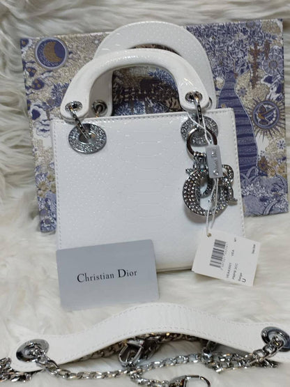 💎 Lady Dior 
1️⃣ First quality +🎁
Logo with diamond💎
Size : 17 * 14 * 7 cm
125 dhs❤️
with box 🎁

Zain115
♥️♥️♥️