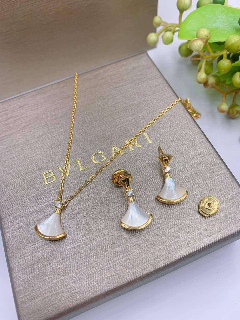 105 dhs🪙🌨️ SET
 Bvlgari
NECKLACE EARRINGS 

Zain89
♥️♥️♥️