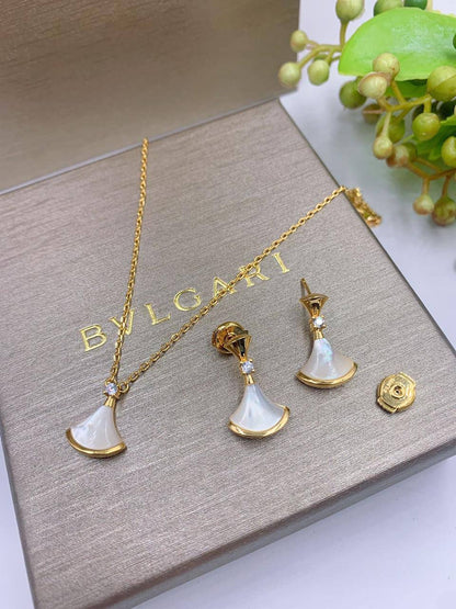 105 dhs🪙🌨️ SET
 Bvlgari
NECKLACE EARRINGS 

Zain89
♥️♥️♥️