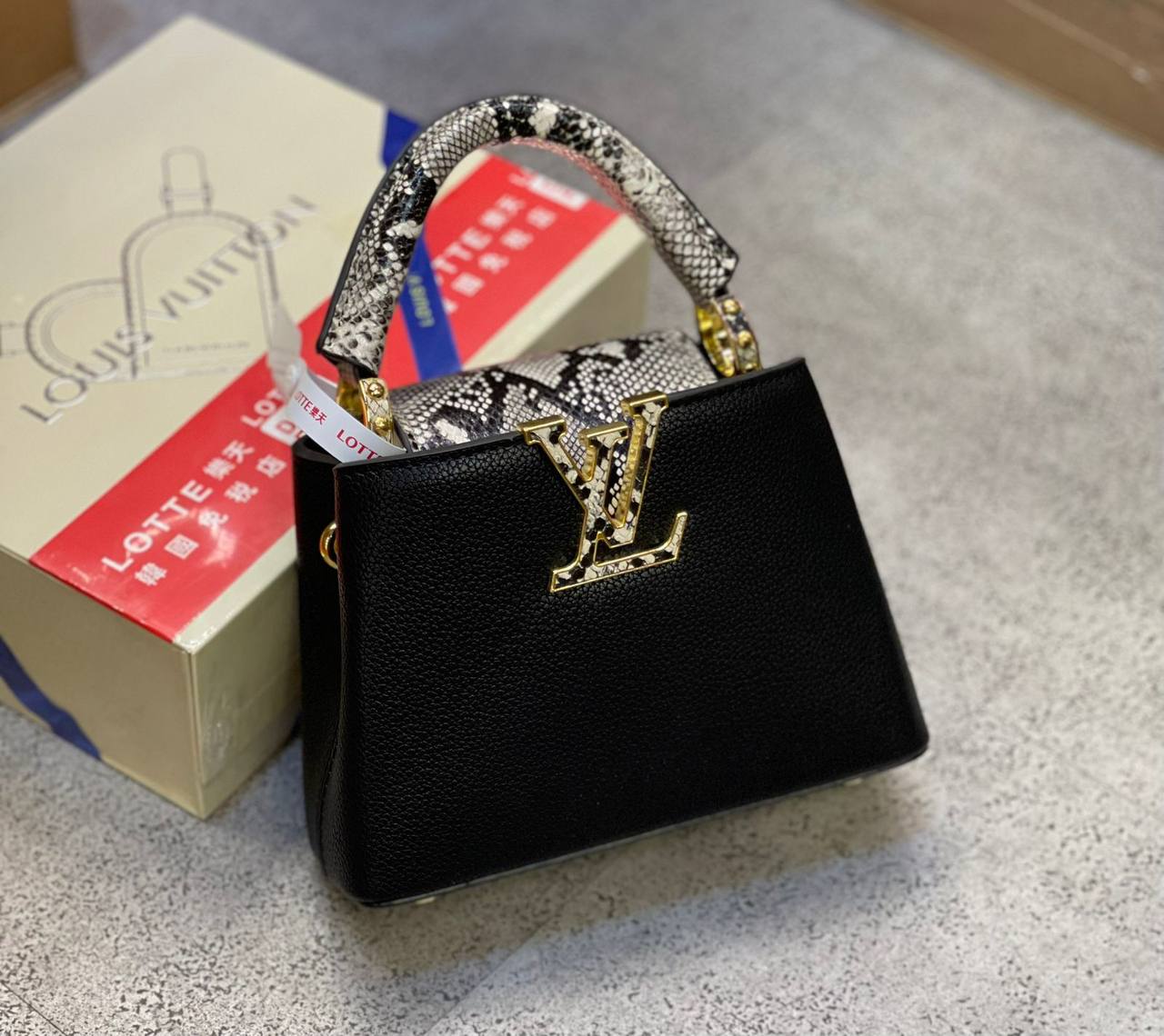 LV
High Quality
250 dhs✅

with box
🎁🎁🎁

Zain175
♥️♥️♥️