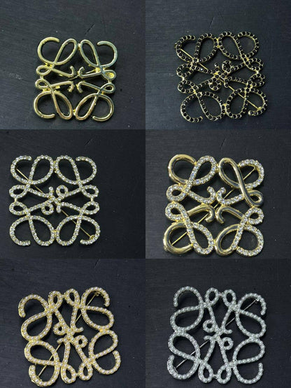 BROOCH Jewelry 🔥*
Non tarnish 💯
good quality 💯
With black boxes 🗃️ 
20 dhs❣️
With normal boxes 📦 
And paper bag🛍️
30 dhs❣️

Zain216
♥️♥️♥️