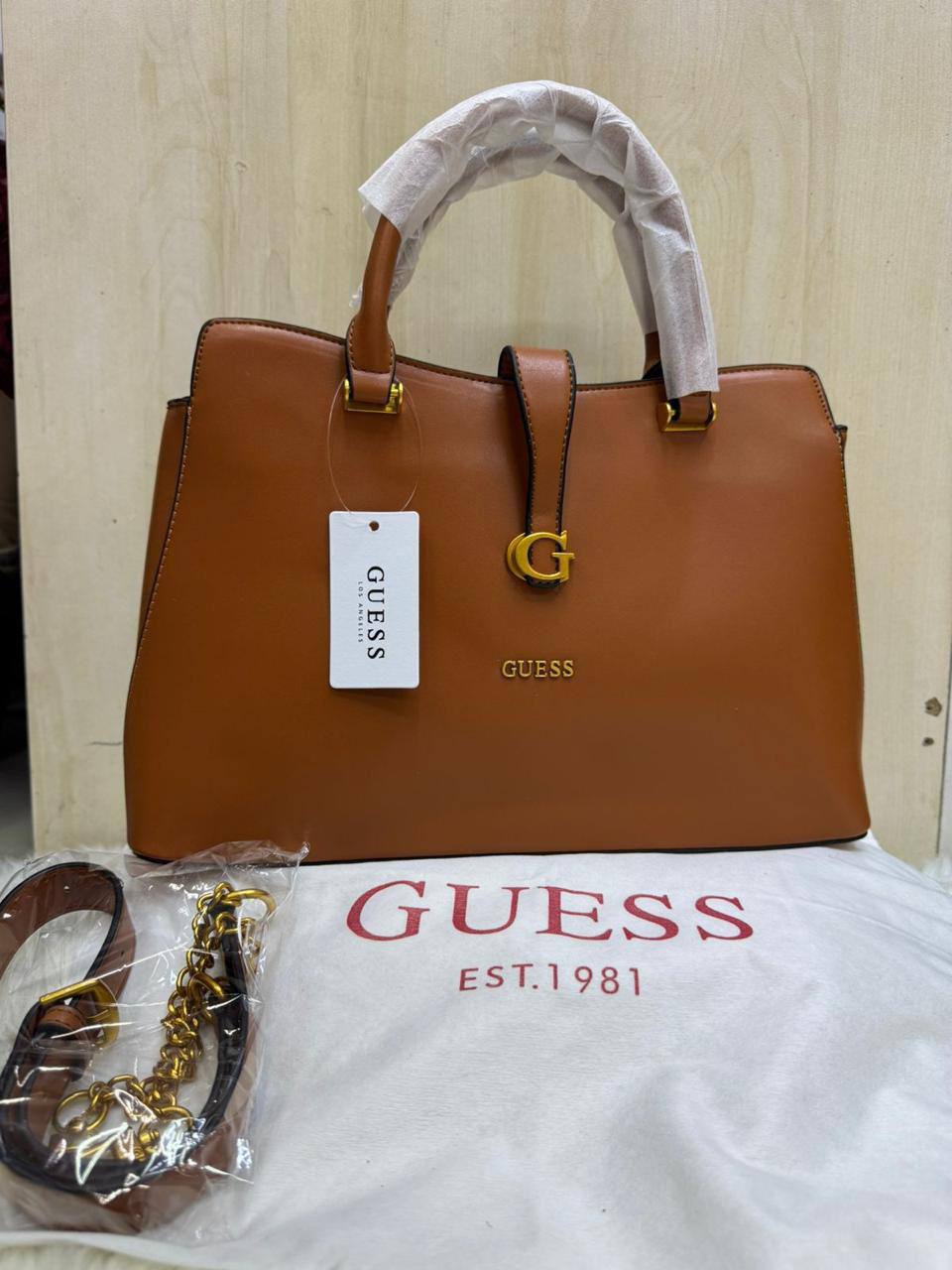 🌸 Guess Tote
Good quality
Size : 35 * 23 * 10 cm
110 dhs🇦🇪🇦🇪

Zain115
♥️♥️♥️