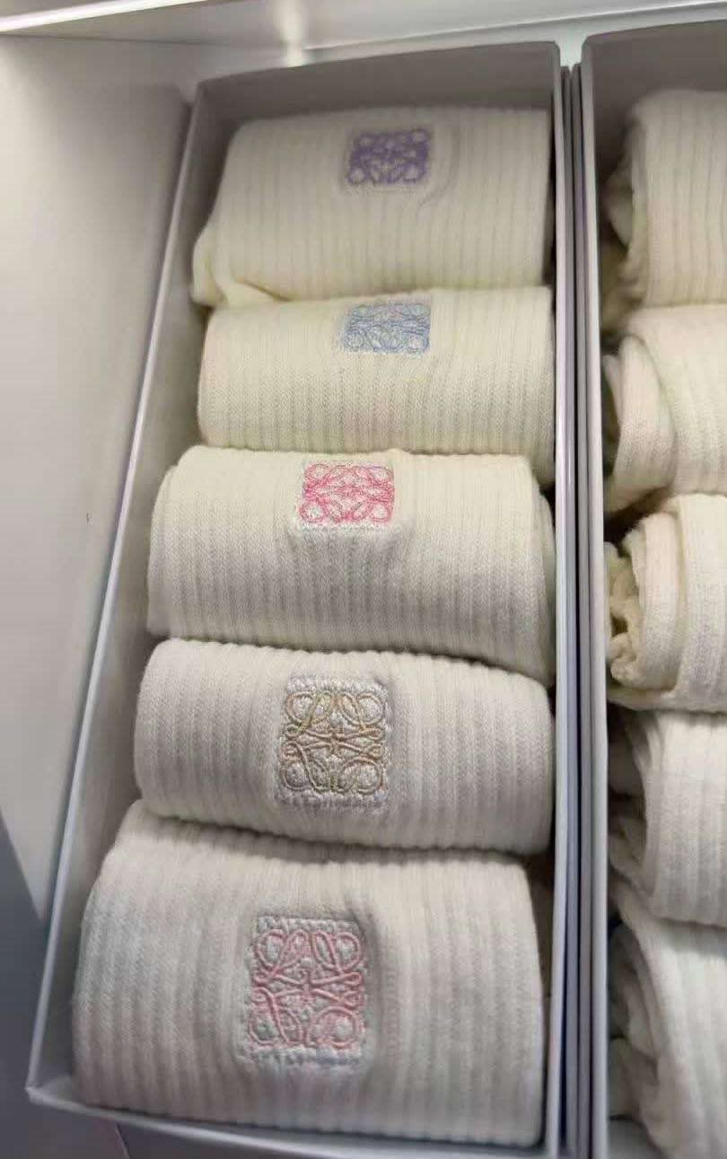 Socks
With box 
45 dhs✅
Inside box…5pc

Zain93
♥️♥️♥️