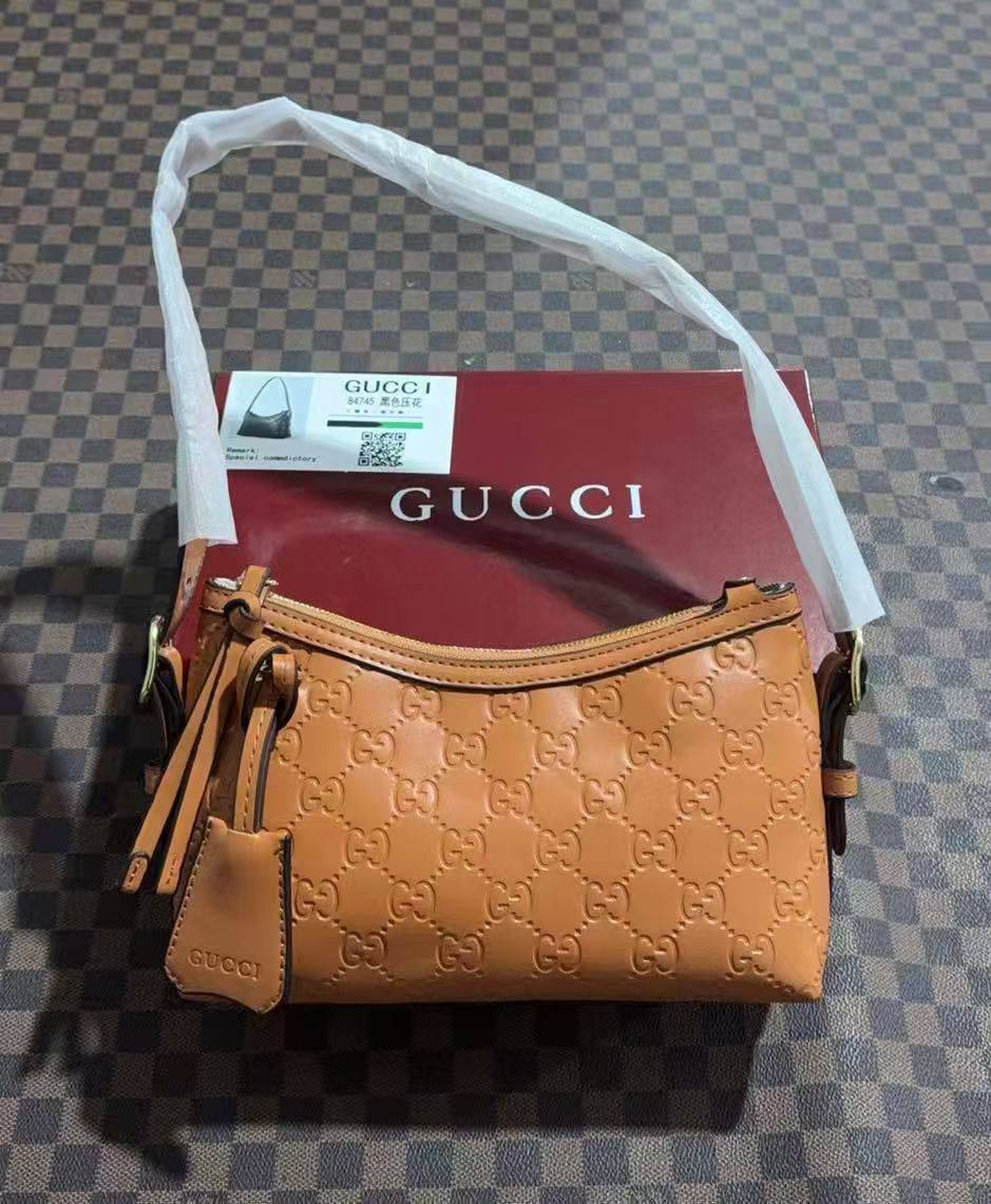 Gucci
withbox 
🎁🎁🎁

100 dhs✅

Zain143
♥️♥️♥️