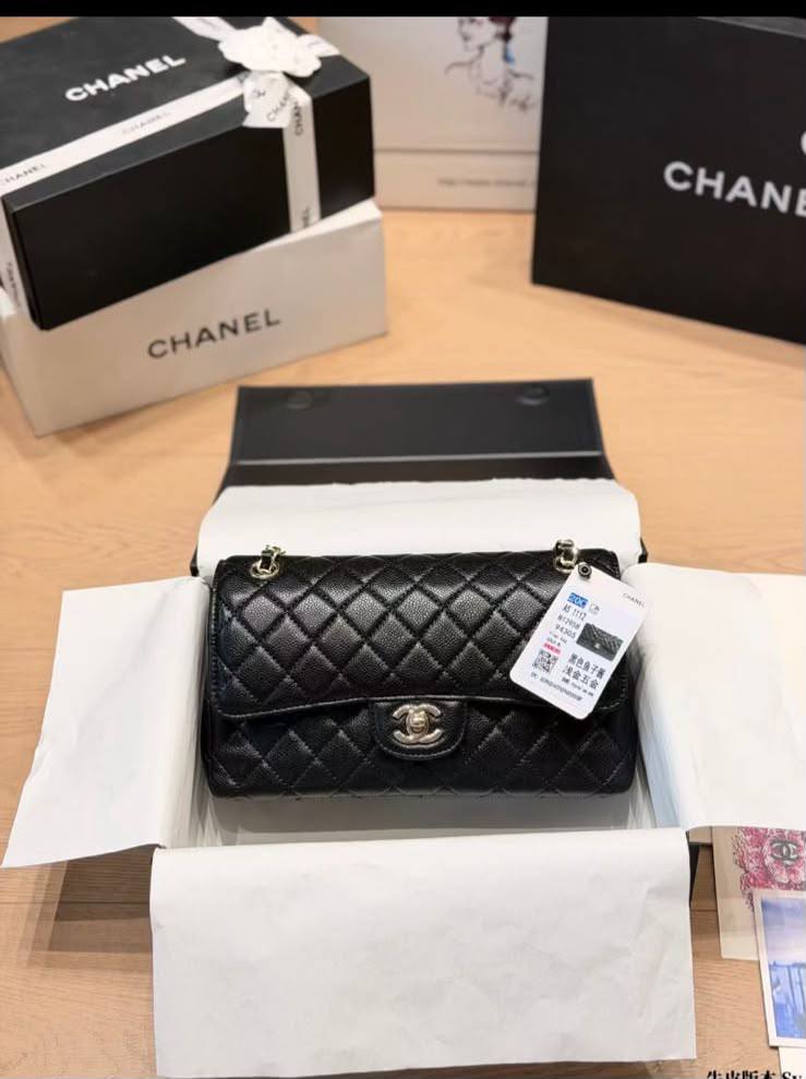 Chanel Classic Flap Bag 
Master quality 

25 cm with double box 📦 

220DHS🇦🇪🇦🇪

Zain95
♥️♥️♥️