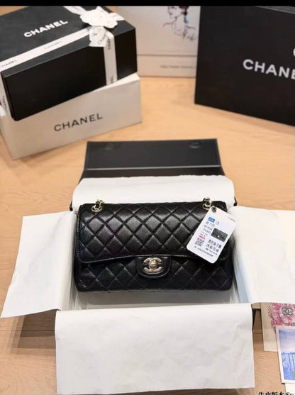 Chanel Classic Flap Bag 
Master quality 

25 cm with double box 📦 

220DHS🇦🇪🇦🇪

Zain95
♥️♥️♥️