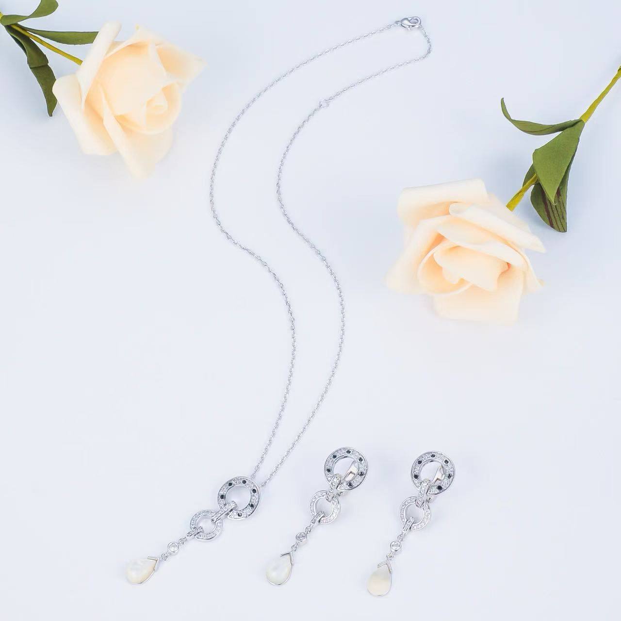 Cartier ❤️‍🔥*
Necklace 💥
Earring 🦋
Master quality 💯
With normal boxes 🗃️ 
130 dhs✅
With master box 📦 
170 dhs✅

Zain216
♥️♥️♥️