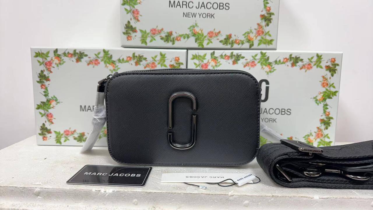 Marc Jacobs

withbox 
🎁🎁🎁

95 dhs💓

Zain143
♥️♥️♥️