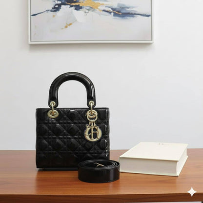 Dior
ᴍᴀᴛᴛᴇ ʟᴇᴀᴛʜᴇʀ ᴍᴀᴛᴇʀɪᴀʟ
ᴡɪᴛʜ ᴛᴡɪʟʟʏ ɪɴᴄʟᴜᴅᴇ
sɪᴢᴇ: 20 cm
ᴡɪᴛʜ BOX
🎁🎁🎁

95 dhs🪙🌨️

Zain31
♥️♥️♥️