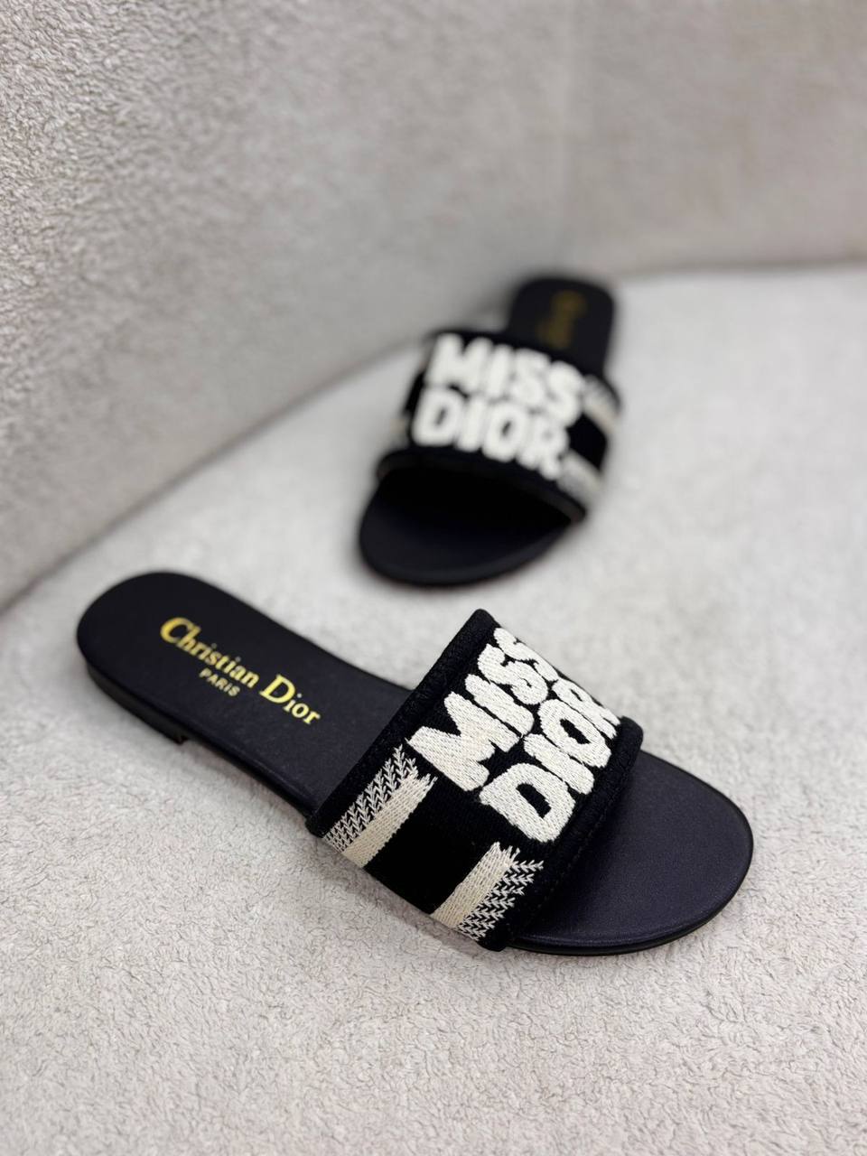 Dior 
100 dhs✅
Size 36-42

Zain55
♥️♥️♥️