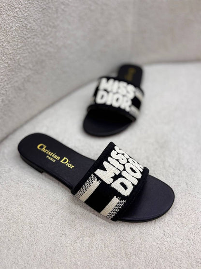 Dior 
100 dhs✅
Size 36-42

Zain55
♥️♥️♥️