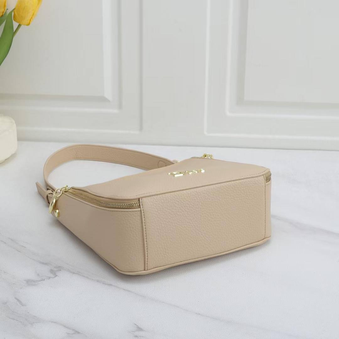 Dior

95 dhs 
 25cm

Zain26
♥️♥️♥️