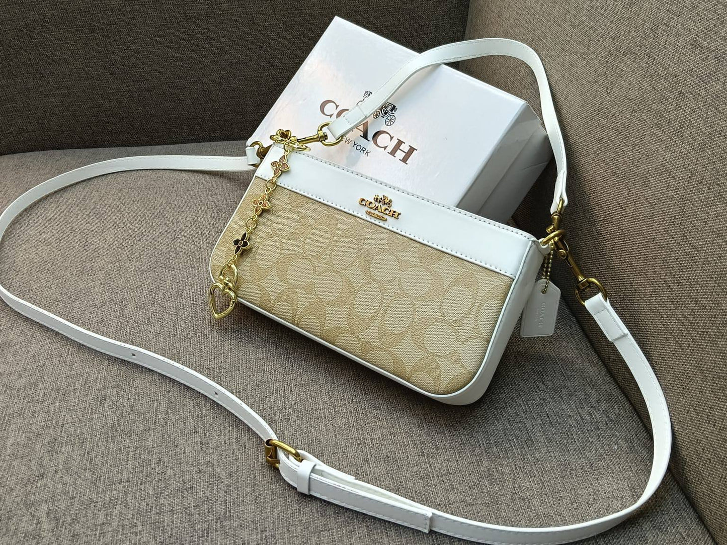 Coach
75 dhs❣️

with box
🎁🎁🎁

size 23cm

Zain26
♥️♥️♥️