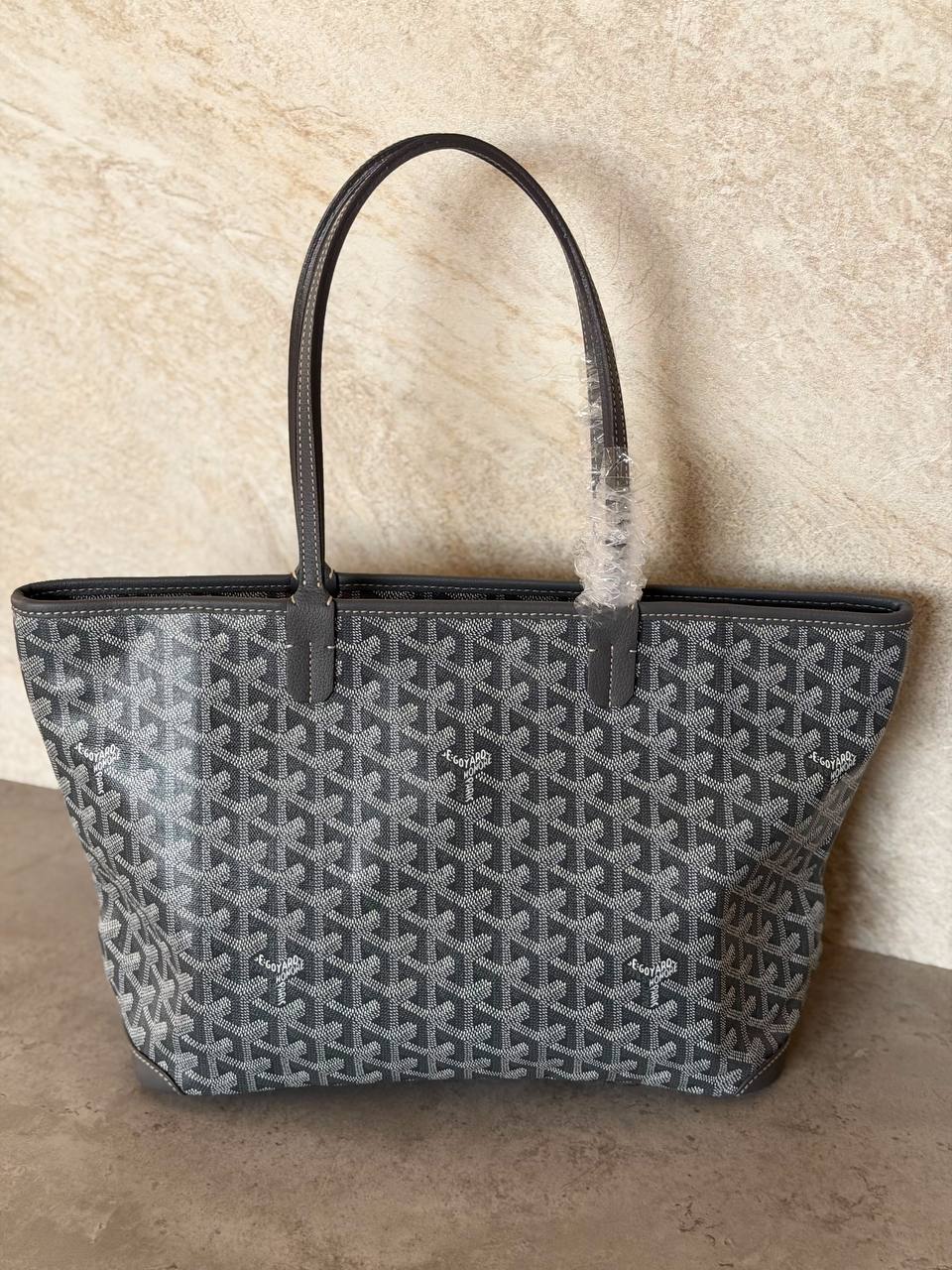 𝐆𝐨𝐲𝐚𝐫𝐝 𝐀𝐫𝐭𝐨𝐢𝐬
 𝐏𝐌 𝐁𝐚𝐠 
𝐖𝐢𝐭𝐡 𝐓𝐨𝐩 𝐙𝐢𝐩 

For Price 👇 WhatsApp✅
0568585901 
0507557372
0552275751 Owner Zain 👌

ZainETAG 4
♥️♥️♥️