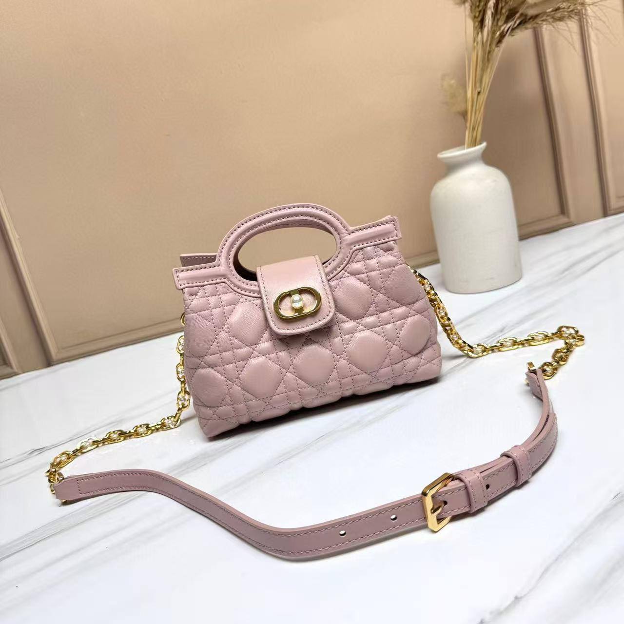 💎  Dior Jolie new
1⃣️ First quality +🎁
Size : 19 * 13.5 cm
115 dhs🌺
with 🎁

Zain115
♥️♥️♥️