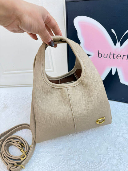 COACH  

Size      
Big26cm   
small21cm  

95 dhs❤️

Zain04
♥️♥️♥️