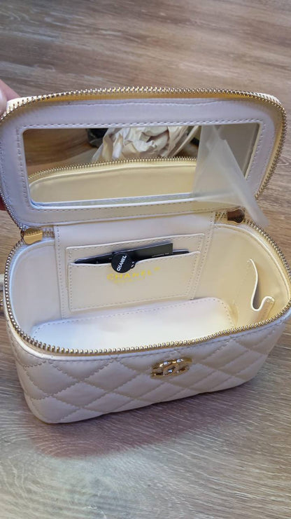 Chanel
Good quality 
with box 
🎁🎁🎁

100 dhs✅

Zain186
♥️♥️♥️