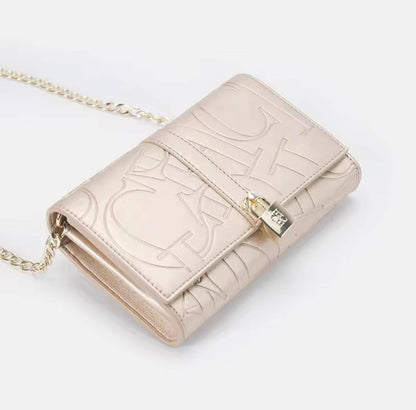 CH
95 dhs🪙
size：19.5×12.5×5cm

Good quality 

with box
🎁🎁🎁

Zain39
♥️♥️♥️