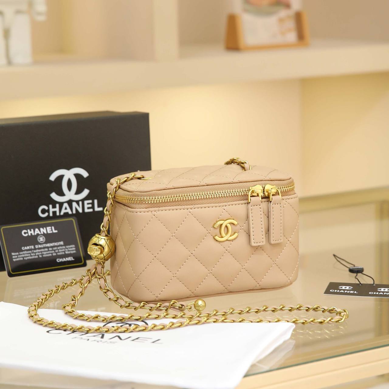 Chanel
❤️
100 dhs✅ 
Good  quality
Size：17cm

With  box
🎁🎁🎁

Zain74
♥️♥️♥️
