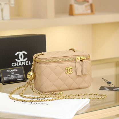 Chanel
❤️
100 dhs✅ 
Good  quality
Size：17cm

With  box
🎁🎁🎁

Zain74
♥️♥️♥️