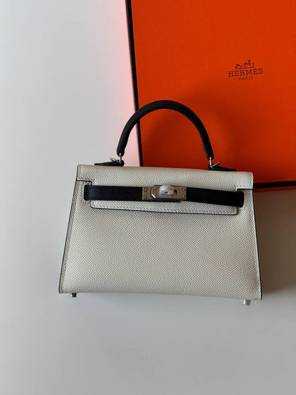 Hermes
minikelly 19cm💕
master quality😍with box❤️
340 dhs❤️💚❤️💚

Zain52
💚❤️💚