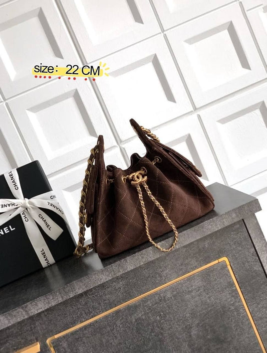 ✨✨NEW CHANEL HOBO ✨✨
110 dhs🪙🌨️
with box
🎁🎁🎁

    Bag size : 22 CM

Zain38
♥️♥️♥️