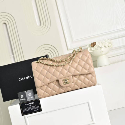 Chanel 
110 dhs🇦🇪🇦🇪
with box
Size 25×7×15cm

Zain42
♥️♥️♥️