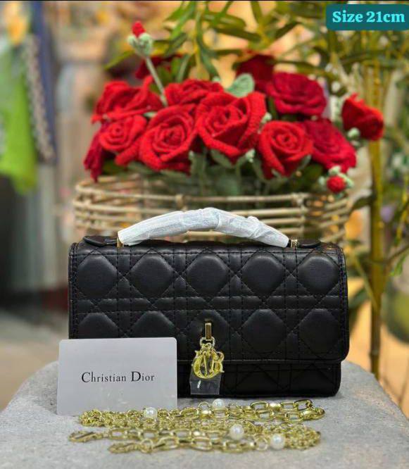 Dior
Good quality 
with box 
🎁🎁🎁

120 dhs✅

Zain186
♥️♥️♥️